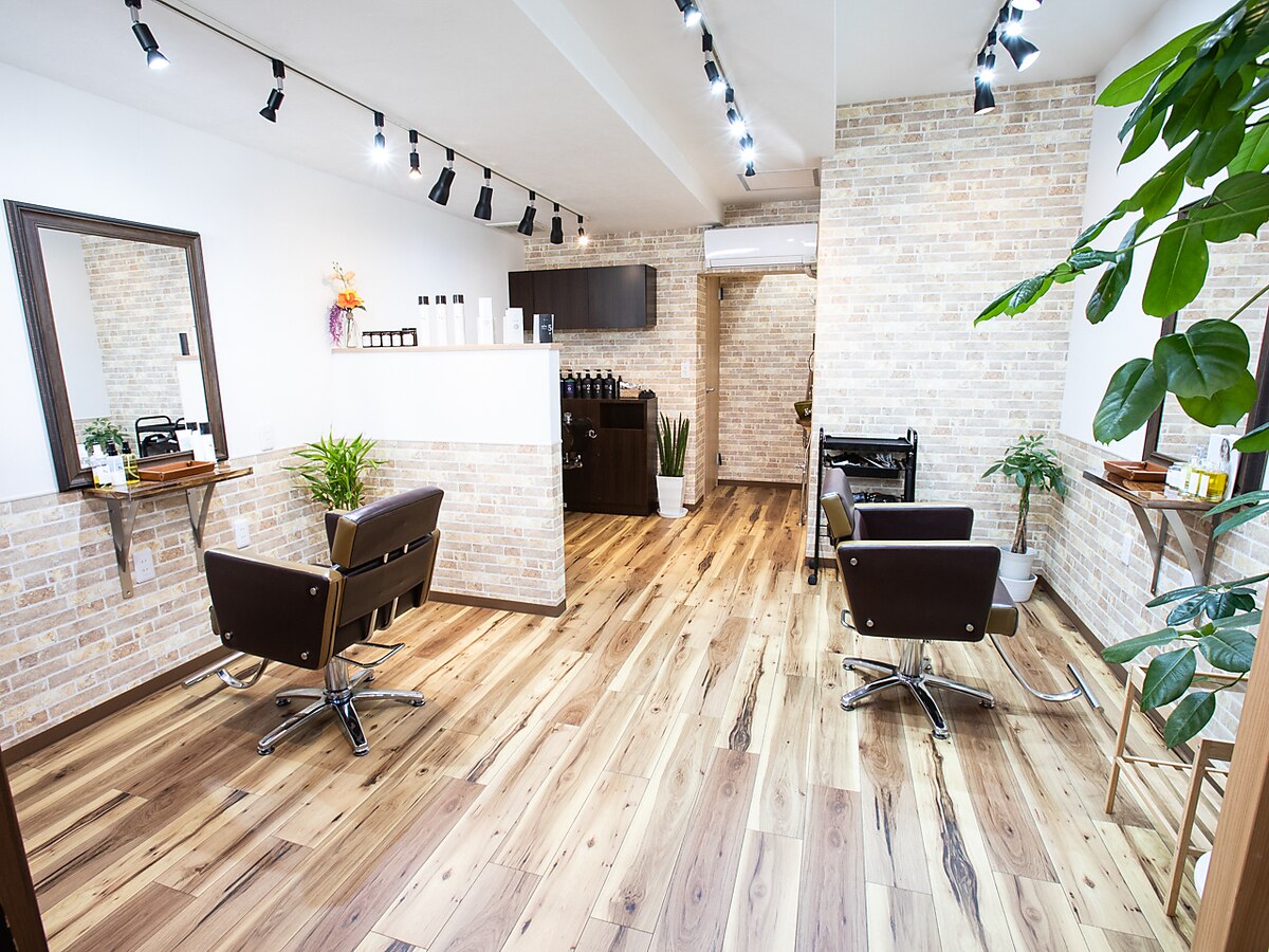 明るい店内とセット面